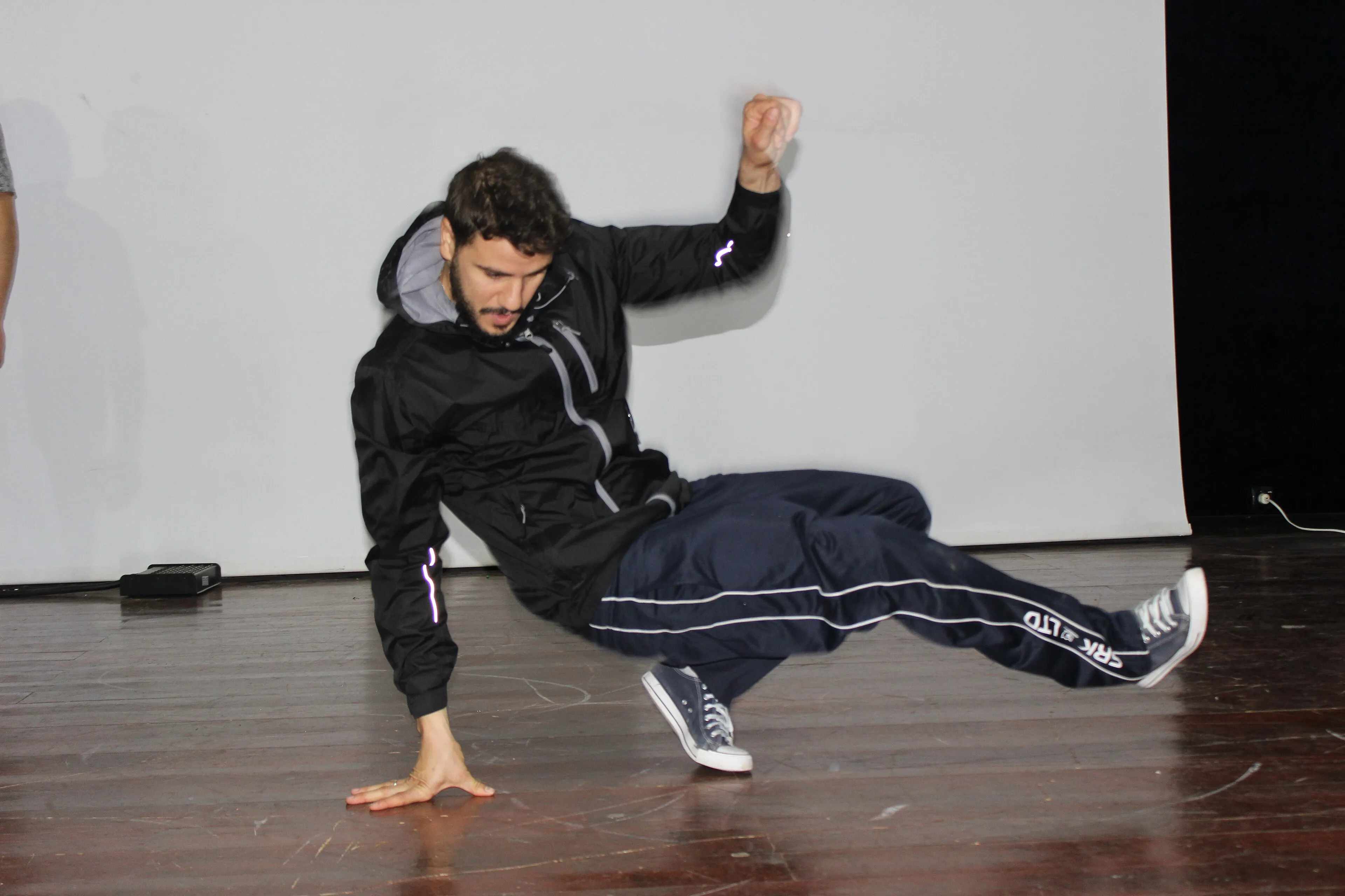 Bailarina de hip-hop en movimiento